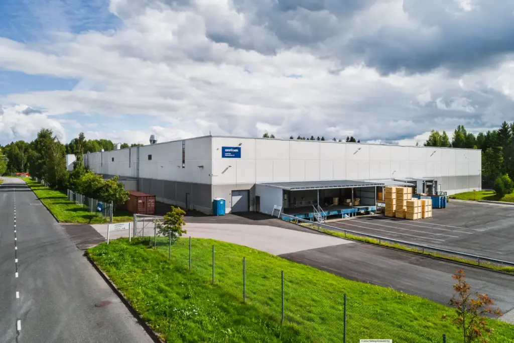Havainnekuvassa Hyvinkään Hakakalliontien vaalea varasto- ja logistiikkakiinteistö, jonka päädyssä on lastauslaituri.