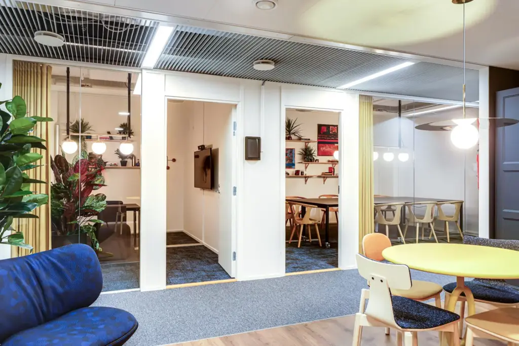 Pientoimistoalue Helsingin Herttoniemessä sijaitsevassa Opus Business Parkissa. Yhteiskäyttöisestä tilasta suora yhteys moderneihin toimistotiloihin.
