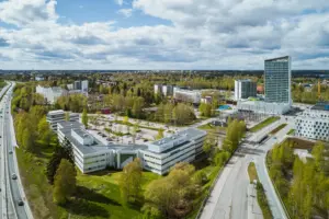 Espoon Kappelikuja 6 ilmakuvassa, jossa nähtävillä koko toimitilakiinteistö parkkipaikkoineen.