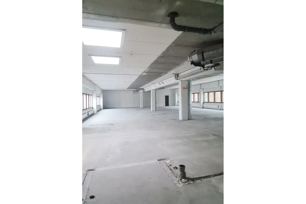Betonilattiainen suuri hallitila Sirrikuja 1:ssä.