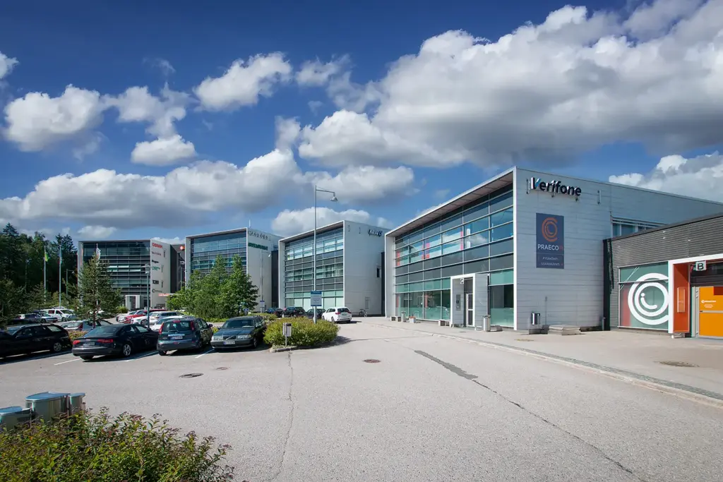 Kehämylly Business Parkin 2-4-kerroksiset toimitilarakennukset, jotka kaartuvat sarjassa vasemmalle. Talojen edessä on pysäköintialue.