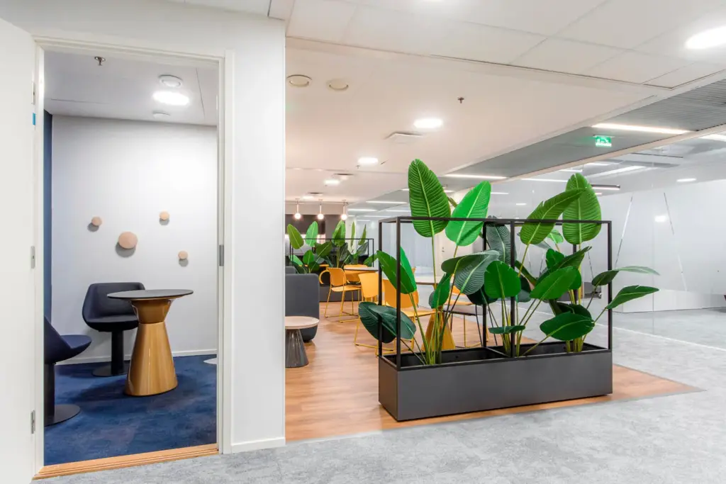 Opus Business Park, Bisneskylän Rantsu -pientoimistoalueen taukotila ja sen vieressä oleva neuvotteluhuone. Toimitiloissa on kirkas ledivalaistus.